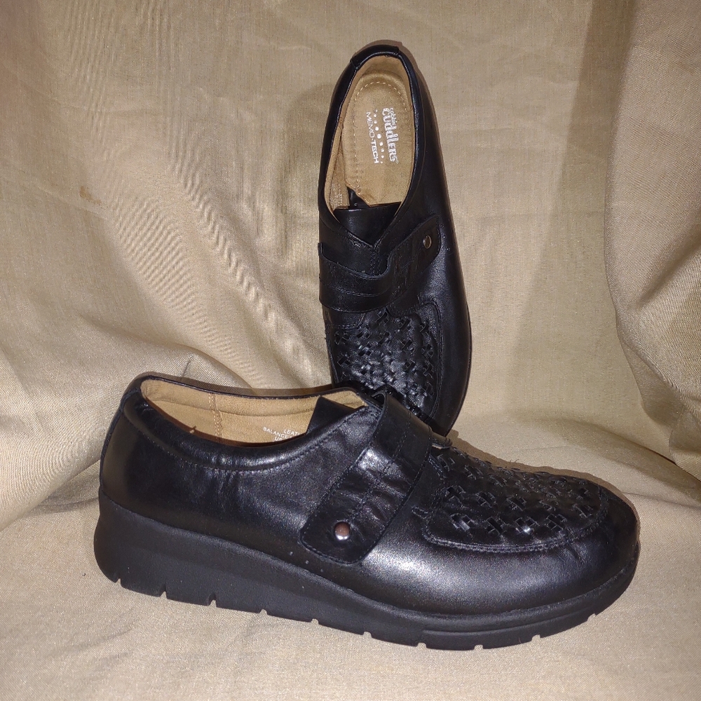 11 Wide Cobbie Cuddlers Comfort Walking shoes Velcro strap closure MemoTech sole